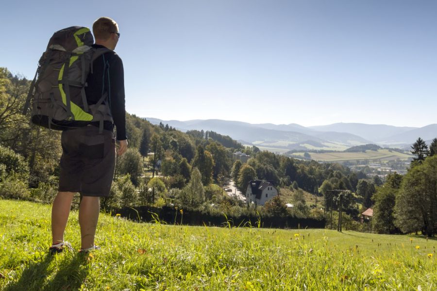 Turista s výhledem na údolí Jeseníků