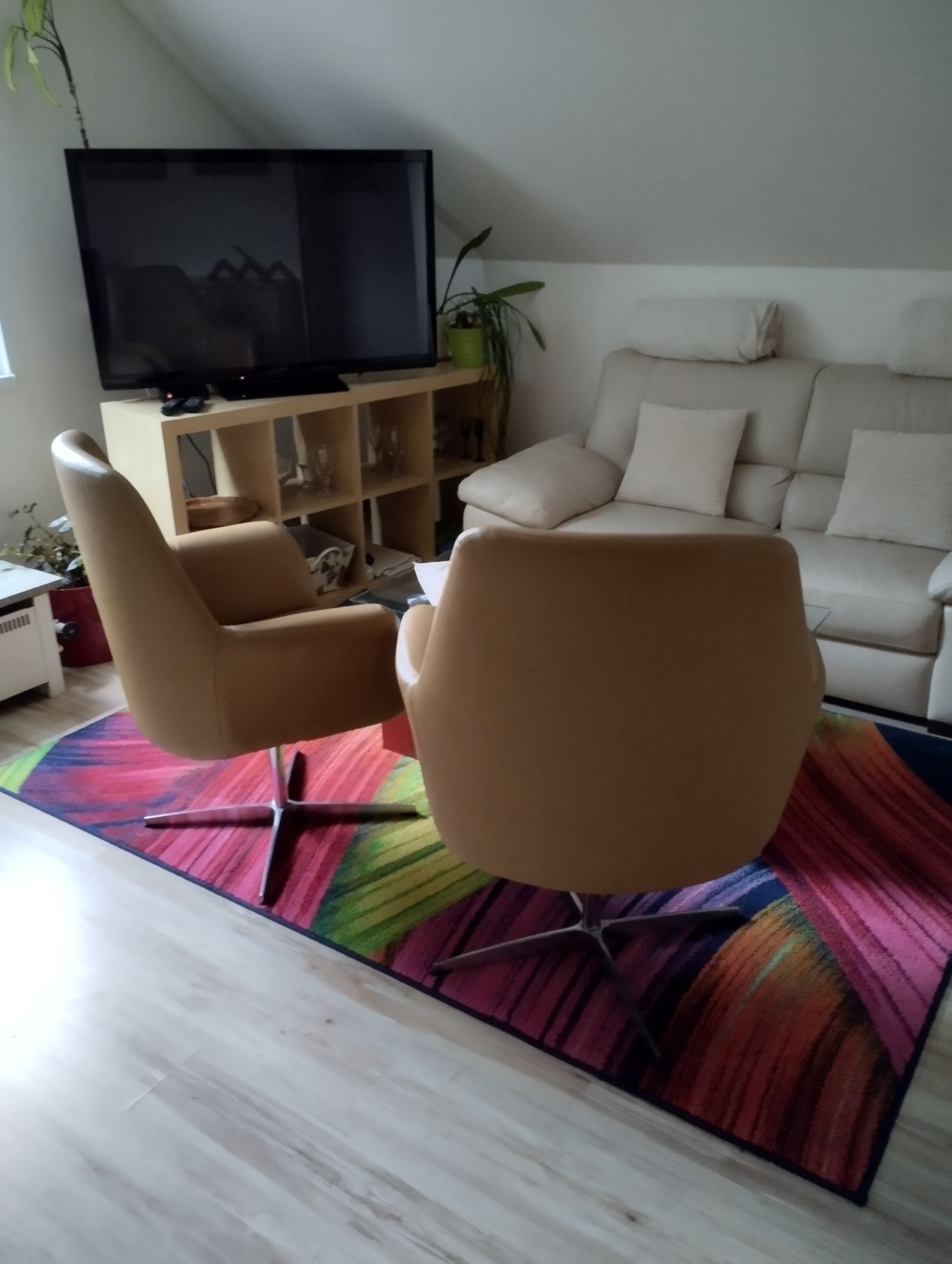 Obývací část pokoje 1 s křesly a TV