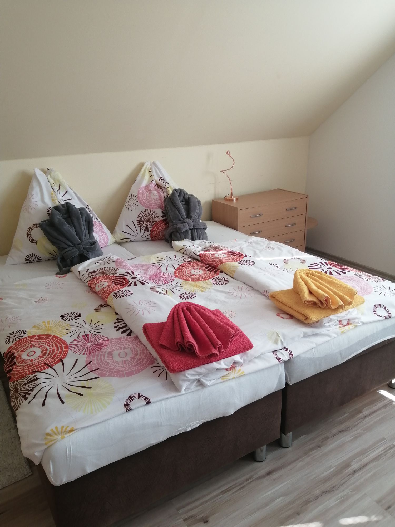 Ložnice s dvojlůžkem, ručníky a župany